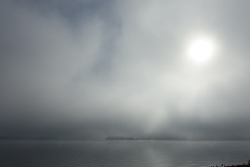 靄の立ち込める阿寒湖